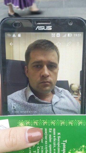 Знаково как-то, сфотканный следователь на фоне молитвенного текста.